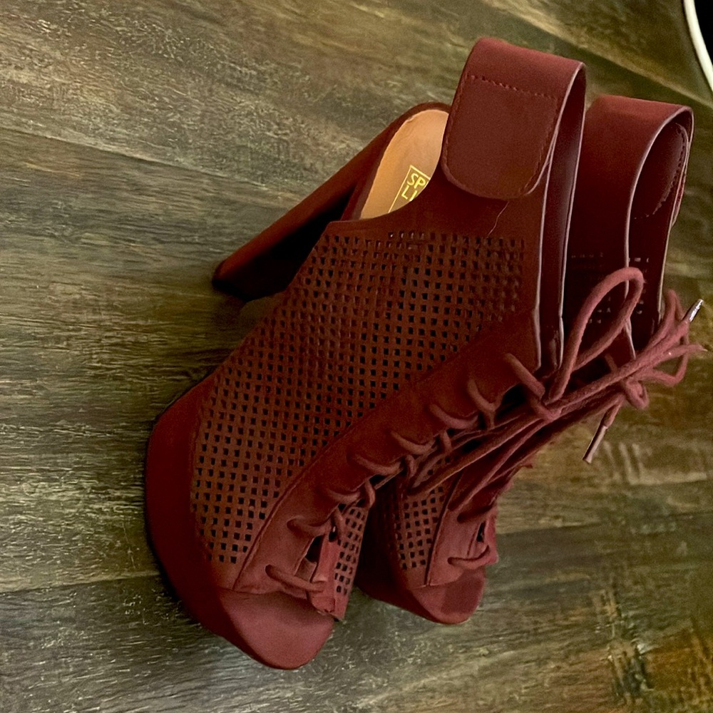 Maroon new without tags lace-up heels